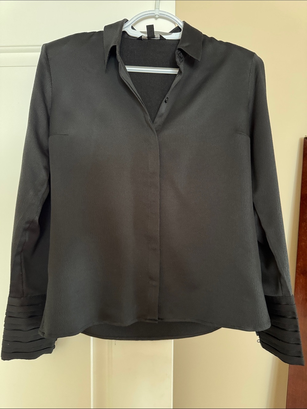 Black Express Women's Button-Front Blouse - Classic Collar